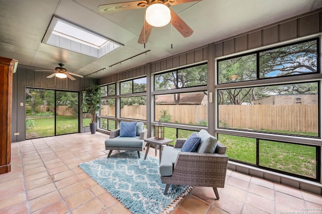 sunroom / solarium featuring a skylight and ceiling fan