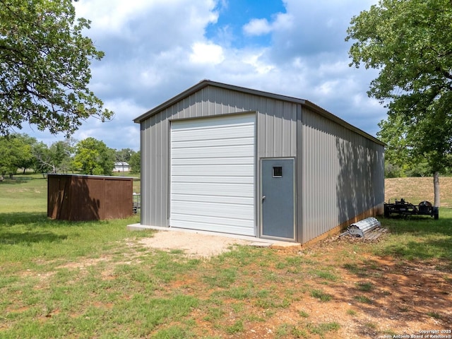 view of outdoor structure with an outdoor structure