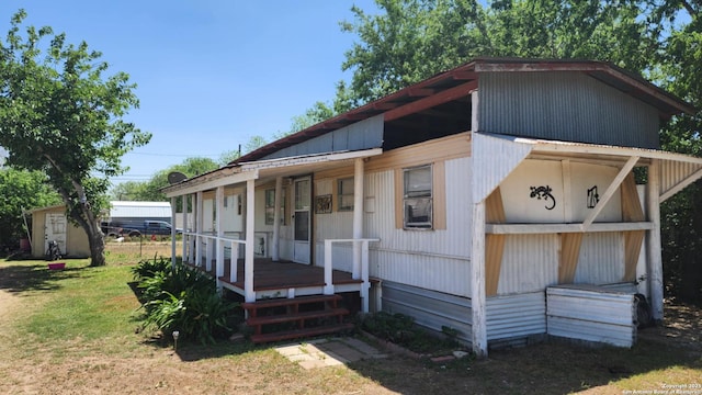view of front of house with a front lawn