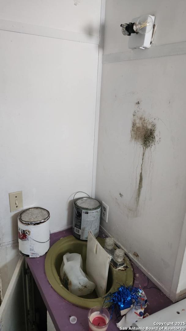 bathroom featuring a bathtub