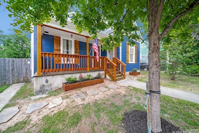 view of front of house with fence and covered porch