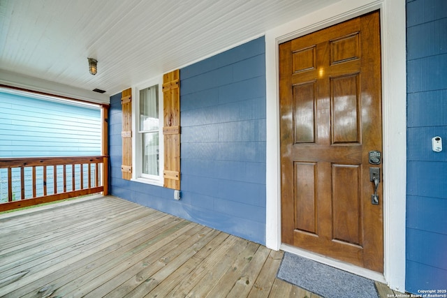 entrance to property featuring covered porch