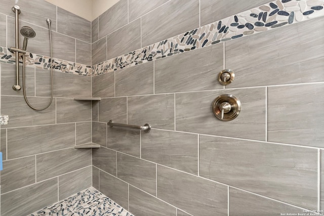 full bathroom featuring tiled shower