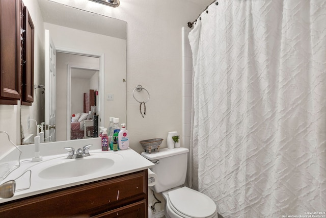 full bath featuring curtained shower, toilet, and vanity