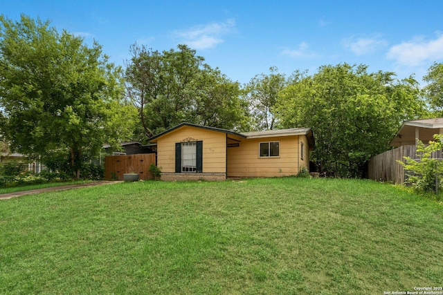 view of front facade with fence and a front yard