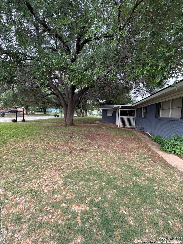 view of green lawn