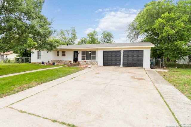 single story home with fence, a garage, stucco siding, a front yard, and driveway