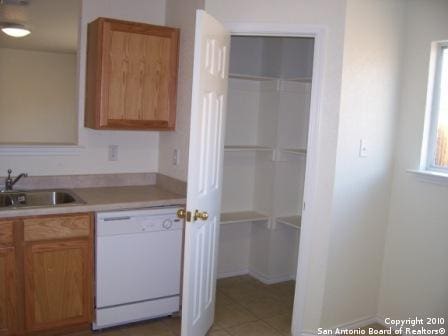 San Antonio, TX 78244 - pantry featuring a sink