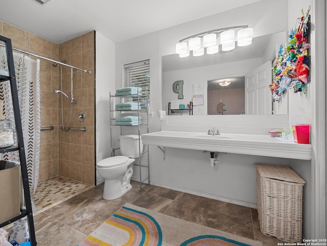 23 Sunrise, Pleasanton, TX 78064 - bathroom featuring a sink, toilet, and tiled shower