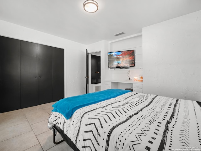 23 Sunrise, Pleasanton, TX 78064 - bedroom featuring visible vents, light tile patterned floors, and a closet