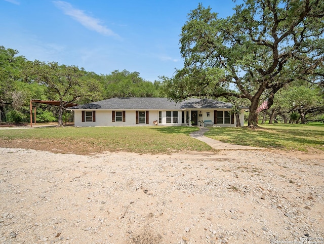 23 Sunrise, Pleasanton, TX 78064 - ranch-style home featuring a front lawn
