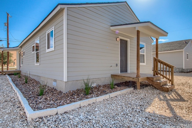exterior space featuring crawl space