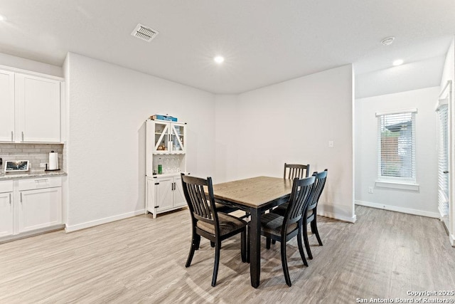 dining space featuring light wood-style floors, recessed lighting, baseboards, and visible vents
