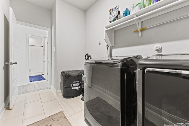 laundry area with baseboards, laundry area, and washer and clothes dryer