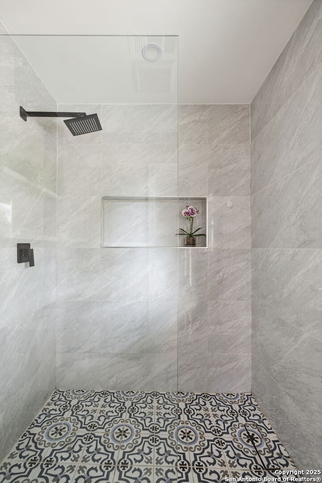 bathroom featuring tiled shower