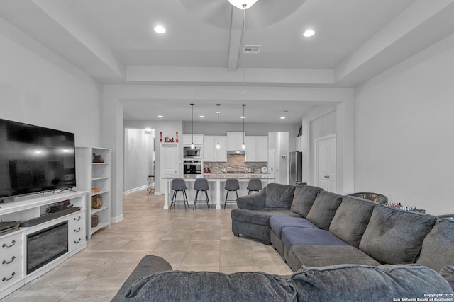 living area featuring visible vents, recessed lighting, and baseboards