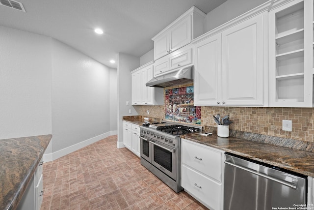 kitchen featuring backsplash, visible vents, stainless steel appliances, baseboards, and under cabinet range hood
