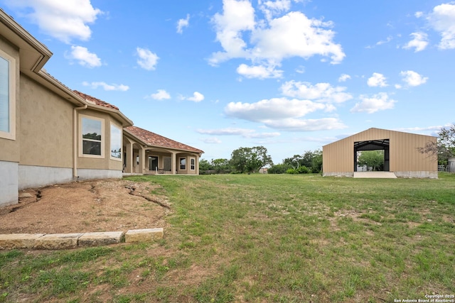 view of yard with a pole building and an outdoor structure