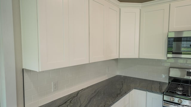 5806 Gillis, San Antonio, TX 78240 - interior space with decorative backsplash, white cabinets, and stainless steel appliances