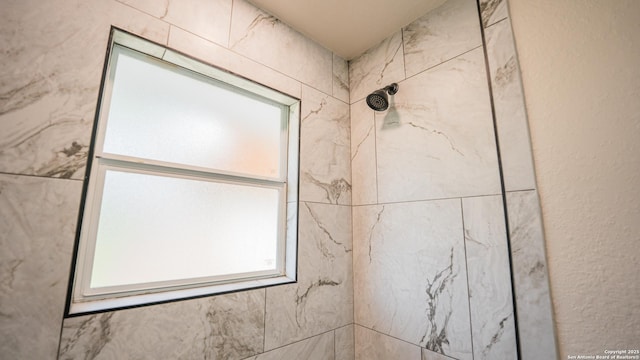 5806 Gillis, San Antonio, TX 78240 - interior details featuring tiled shower