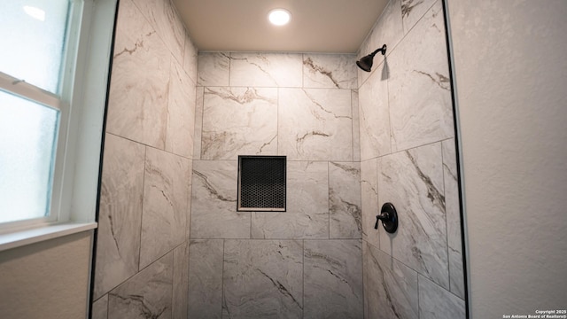 5806 Gillis, San Antonio, TX 78240 - details featuring tiled shower
