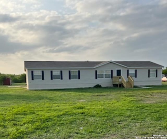manufactured / mobile home featuring a front lawn