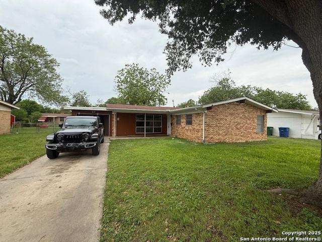 4519 Creekmoor, San Antonio, TX 78220 - ranch-style home with driveway and a front lawn
