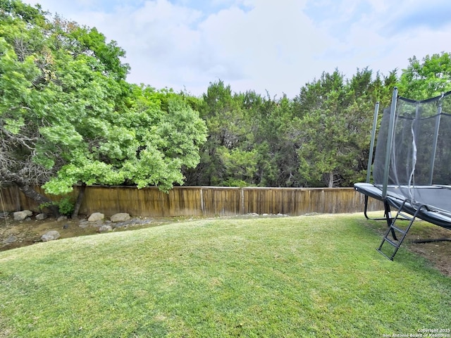 7211 Cresta Bulivar, San Antonio, TX 78256 - view of yard featuring a fenced backyard and a trampoline