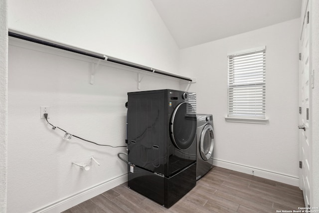140 Cordova, Boerne, TX 78006 - laundry area featuring washing machine and clothes dryer, light wood-style flooring, baseboards, and pet washing station