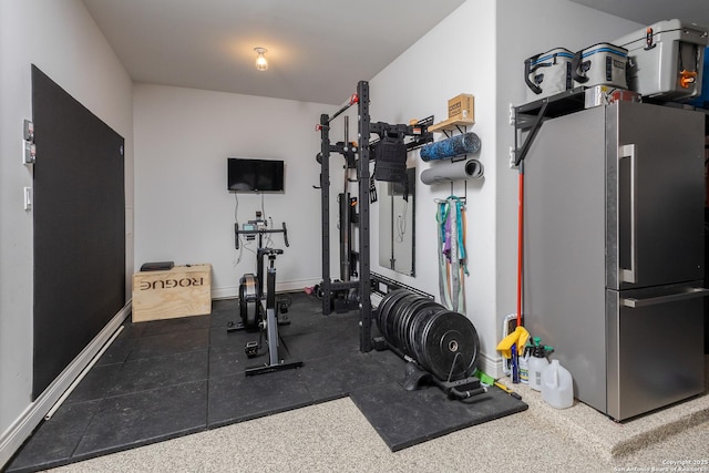 exercise area featuring baseboards