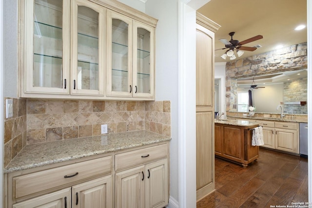 bar featuring ceiling fan, dark wood finished floors, decorative backsplash, and a sink