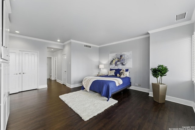 bedroom featuring baseboards, recessed lighting, and visible vents