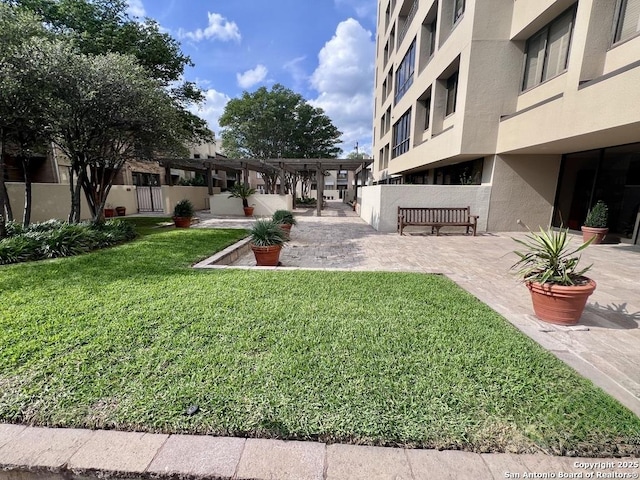 4001 N New Braunfels Ave # 606, San Antonio, TX 78209 - view of property's community featuring a yard, a patio area, and a pergola