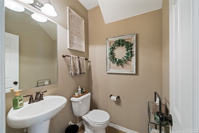 27342 Emilie Cyn, San Antonio, TX 78260 - bathroom with toilet, baseboards, and a sink