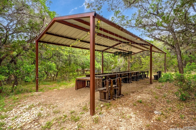 view of yard with an outdoor structure