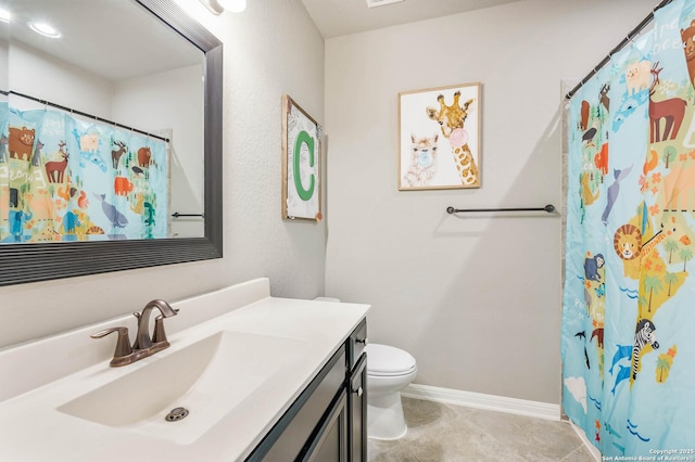 full bathroom featuring vanity, baseboards, curtained shower, and toilet