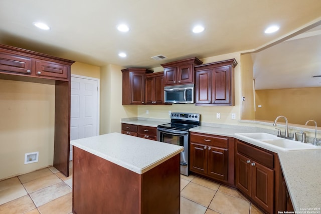 kitchen with visible vents, appliances with stainless steel finishes, a center island, a sink, and recessed lighting