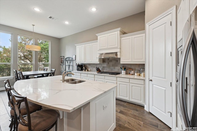 kitchen featuring a kitchen island with sink, visible vents, appliances with stainless steel finishes, a sink, and recessed lighting