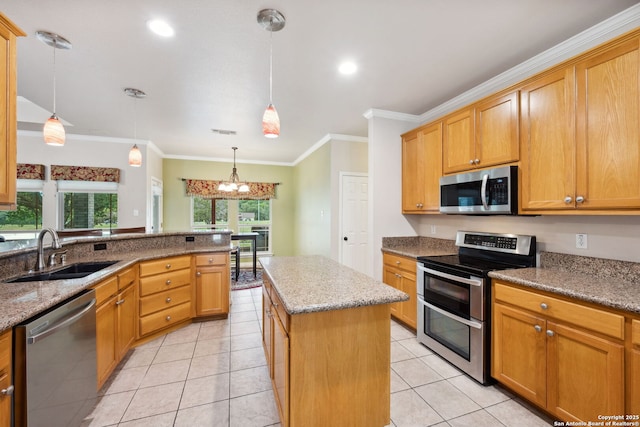 kitchen featuring crown molding, light tile patterned flooring, a center island, a sink, and appliances with stainless steel finishes