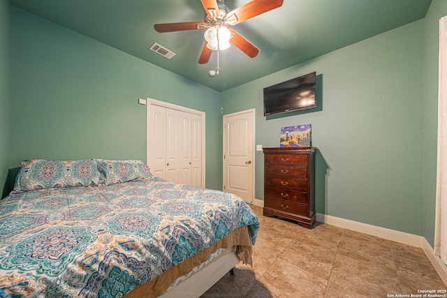 bedroom featuring baseboards, visible vents, ceiling fan, and a closet