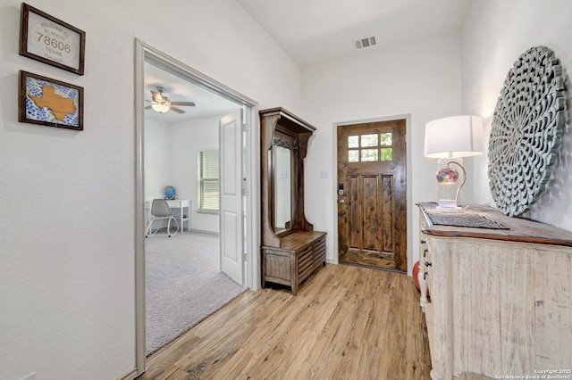 foyer with visible vents, light wood-style floors, and ceiling fan