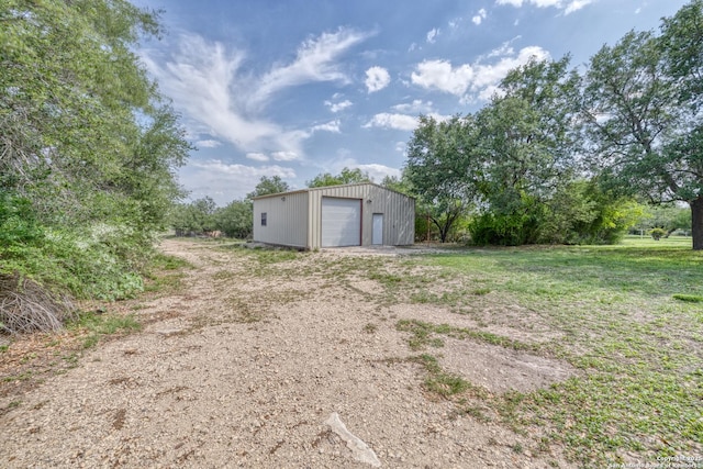 view of outdoor structure with driveway and an outdoor structure