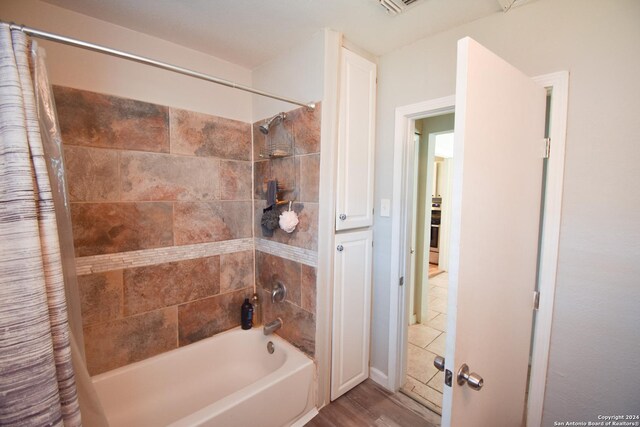 1430 Delgado St, San Antonio, TX 78207 - full bathroom with wood finished floors and shower / bath combo