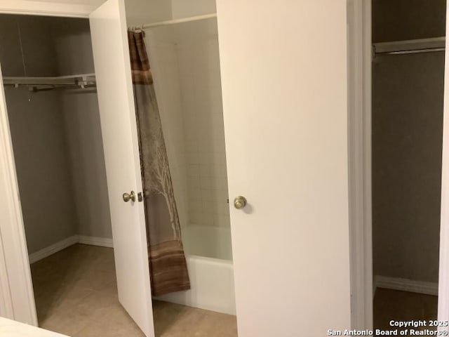 full bathroom featuring baseboards, tile patterned flooring, and shower / bath combo