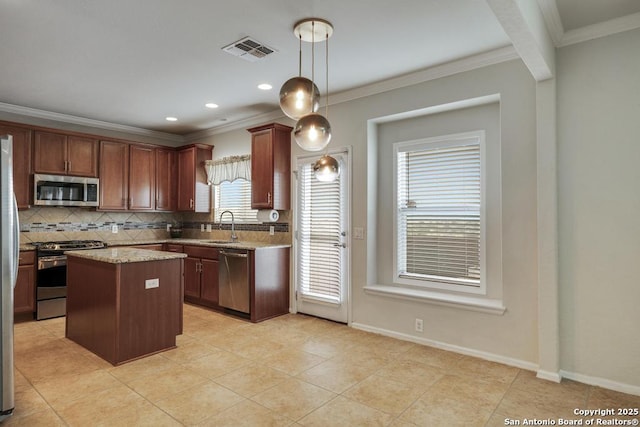 kitchen featuring a sink, stainless steel appliances, backsplash, visible vents, and ornamental molding