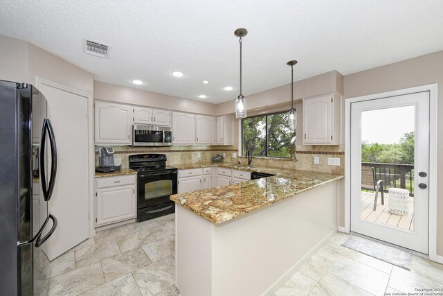 2928 Hidden Elm, San Antonio, TX 78261 - kitchen featuring decorative backsplash, black appliances, a peninsula, and visible vents