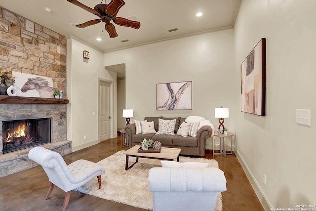 living area with visible vents, ornamental molding, baseboards, and concrete flooring