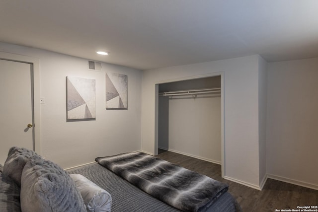bedroom with visible vents, baseboards, a closet, dark wood-style floors, and recessed lighting