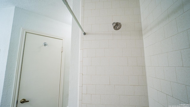 bathroom featuring tiled shower