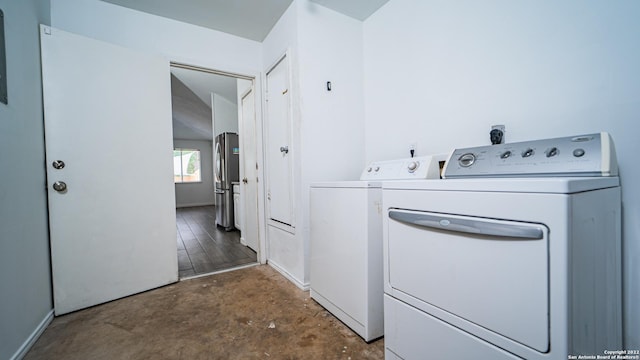 laundry area with laundry area, baseboards, and washing machine and clothes dryer